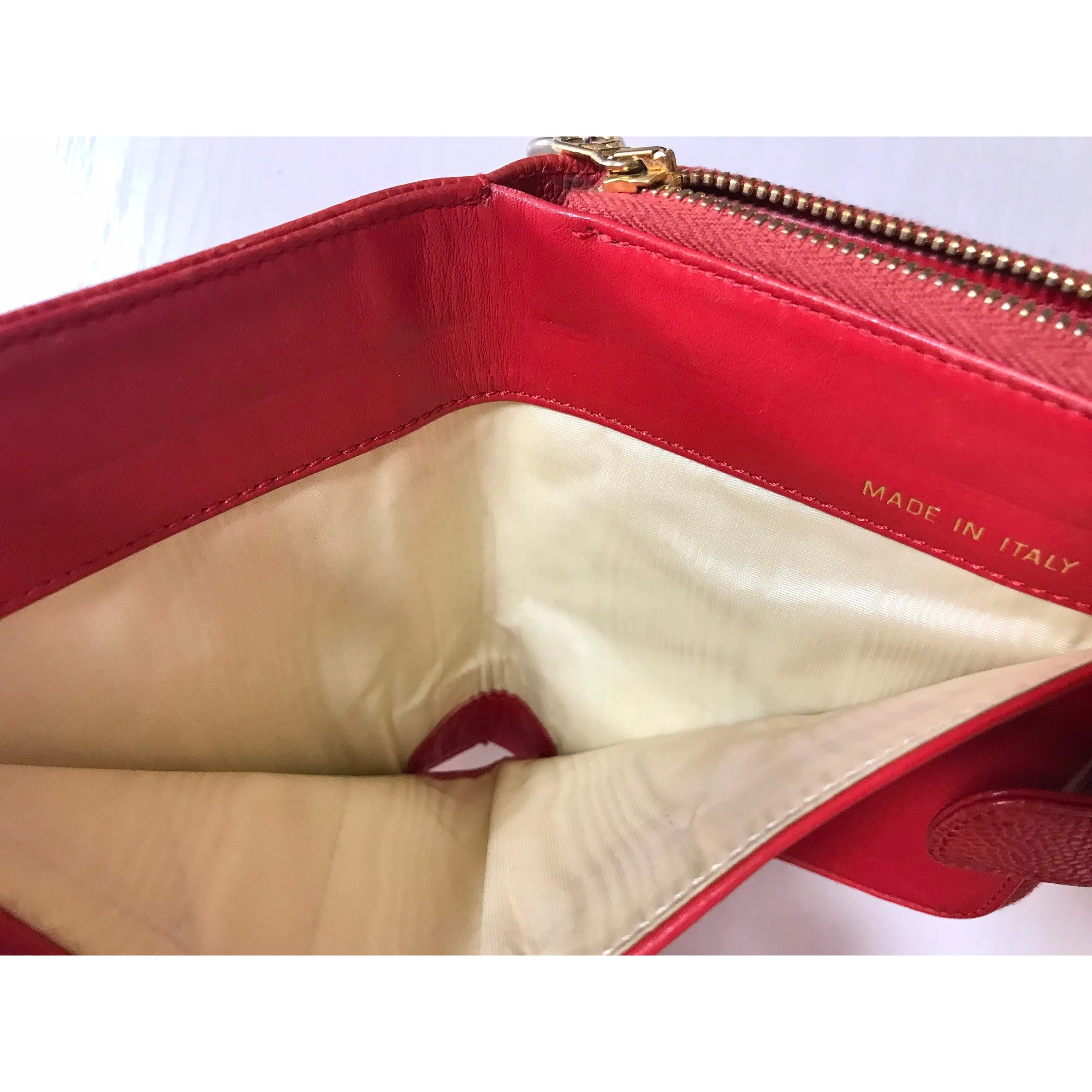 Vintage CHANEL red caviar skin round zipper wallet with CC stitch mark.  Best vintage gift. 0602061