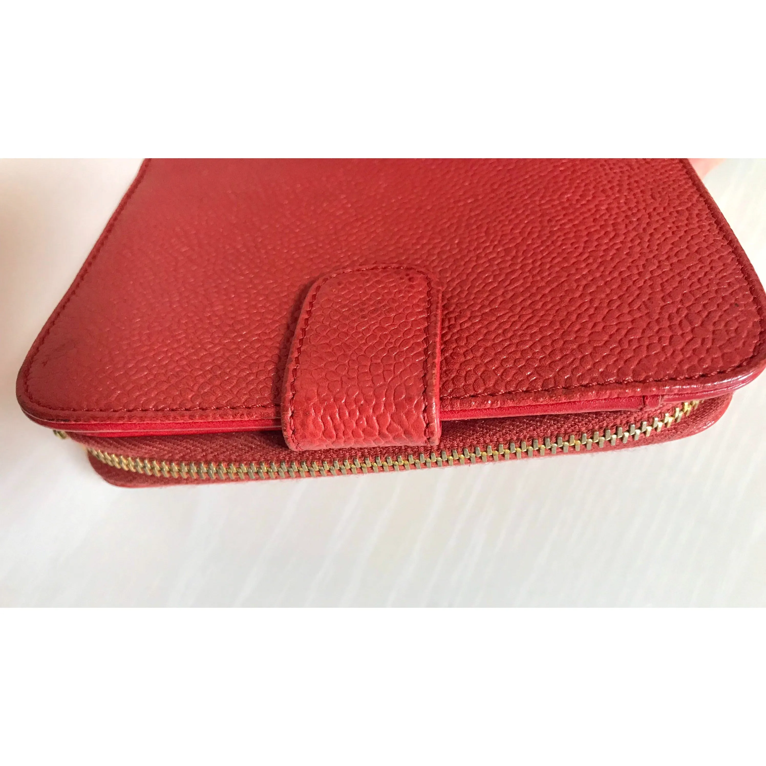 Vintage CHANEL red caviar skin round zipper wallet with CC stitch mark.  Best vintage gift. 0602061