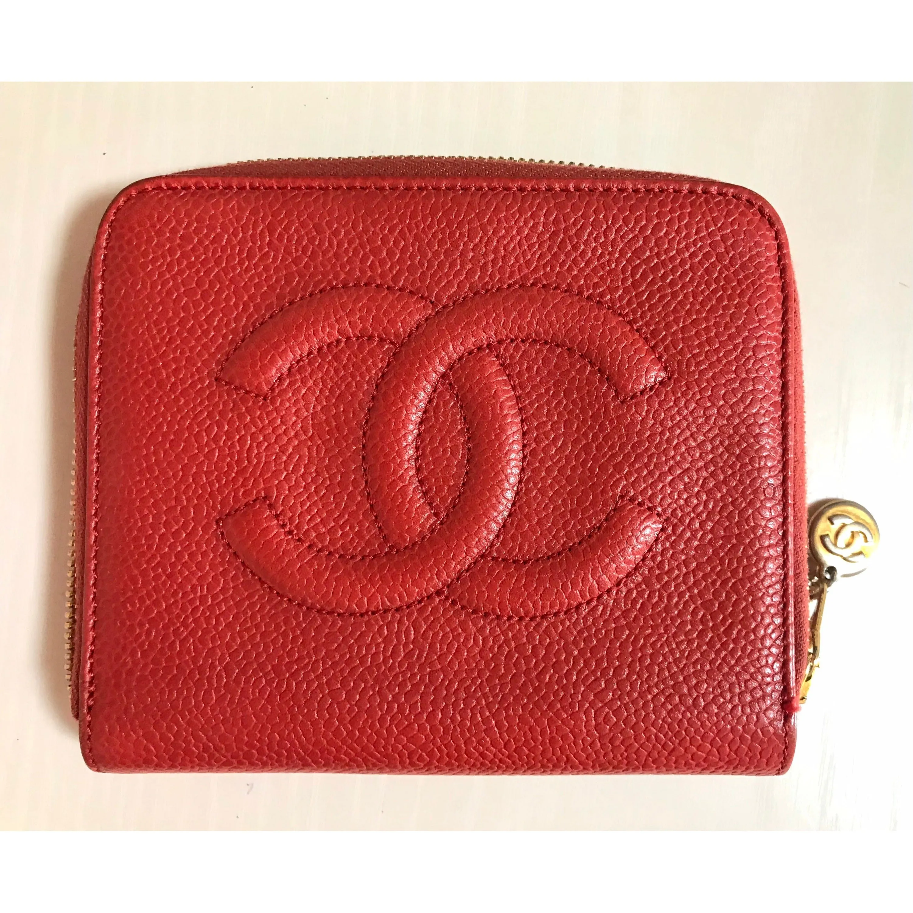 Vintage CHANEL red caviar skin round zipper wallet with CC stitch mark.  Best vintage gift. 0602061