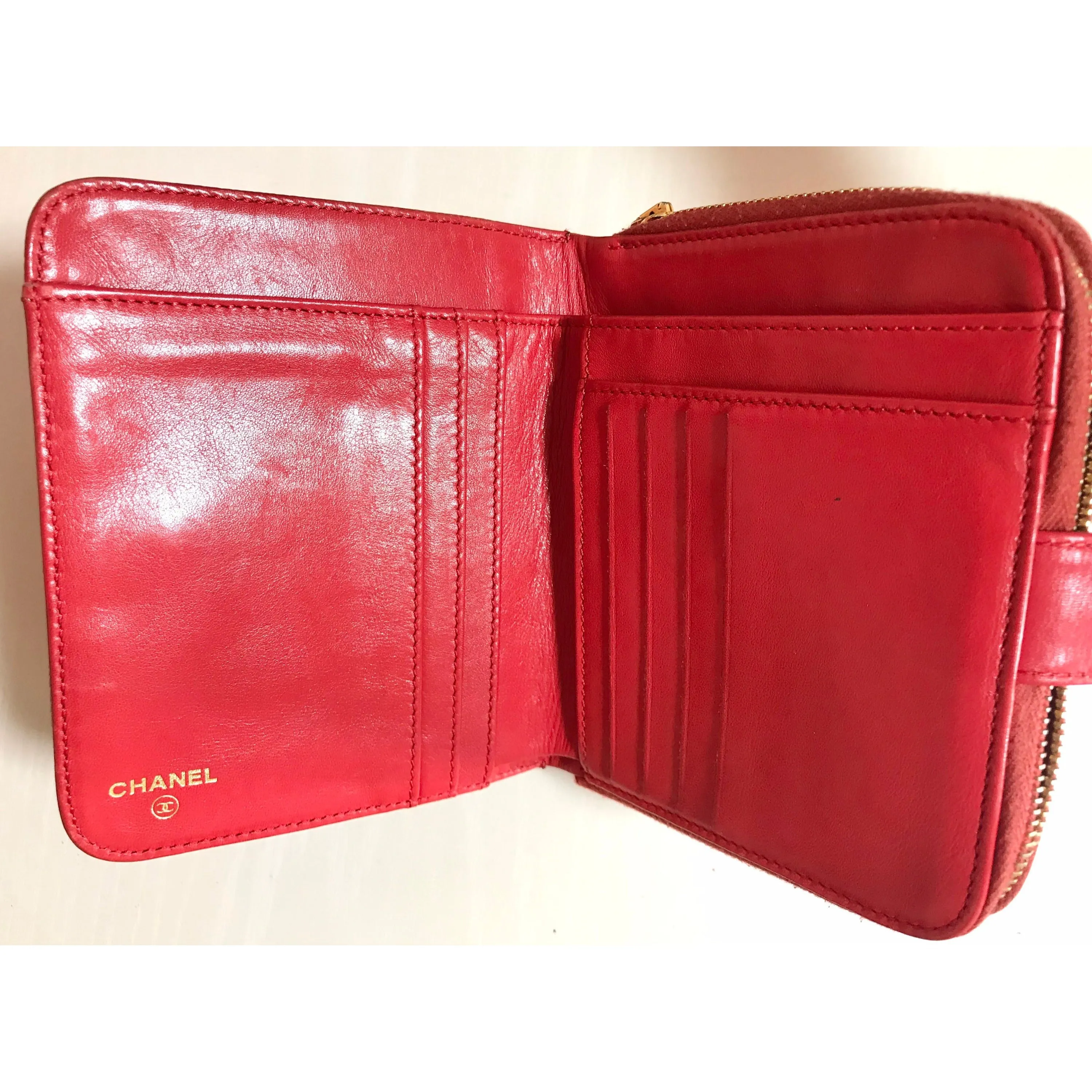 Vintage CHANEL red caviar skin round zipper wallet with CC stitch mark.  Best vintage gift. 0602061